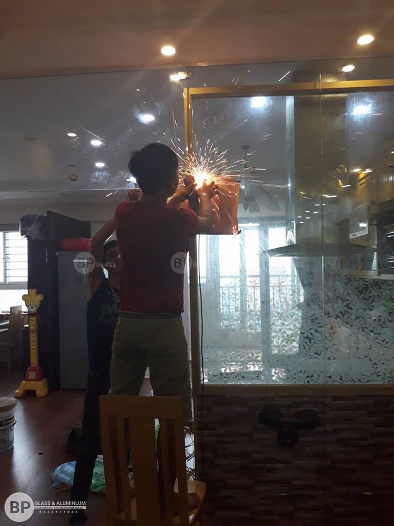 thi công lắp đặt cửa kính lùa phi 25 Chị Quý 165 Thái Hà